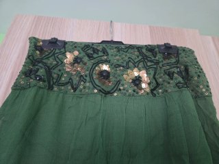 Falda verde con bordado y lentejuelas