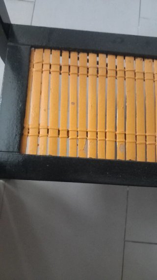 Mesa recibidor negra y marrón con cajón