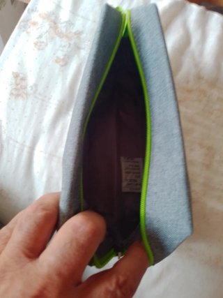 Neceser gris con detalle verde