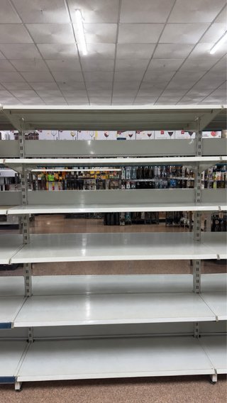 Estanterías metálicas blancas