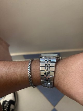 Reloj de pulsera plateado y blanco