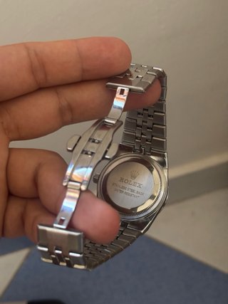 Reloj de pulsera plateado y blanco