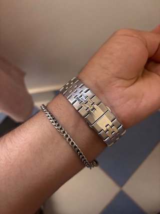 Reloj de pulsera plateado y blanco