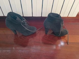 Botines grises de ante con cordones