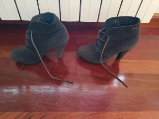Botines grises de ante con cordones