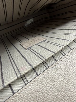 Borsa Louis Vuitton Métis in pelle beige
