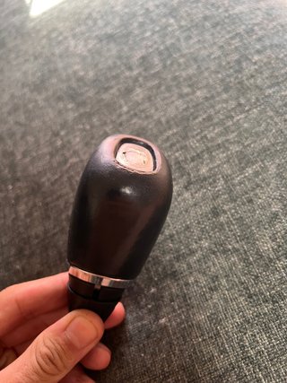 Pomo de palanca de cambios con botón