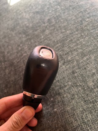 Pomo de palanca de cambios con botón