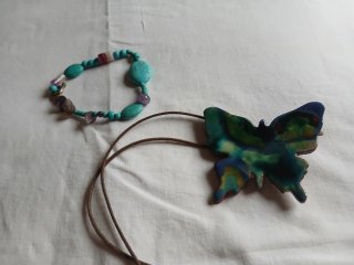 Collar mariposa esmalte y pulsera turquesas
