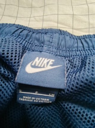 Pantalón deportivo Nike azul con franja roja