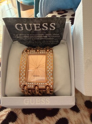 Reloj Guess Dorado con Cristales