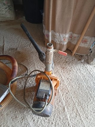 Bomba de agua eléctrica naranja