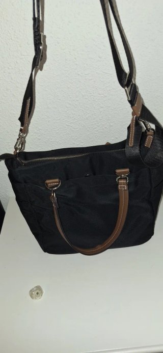 Bolso negro de tela con asas de cuero