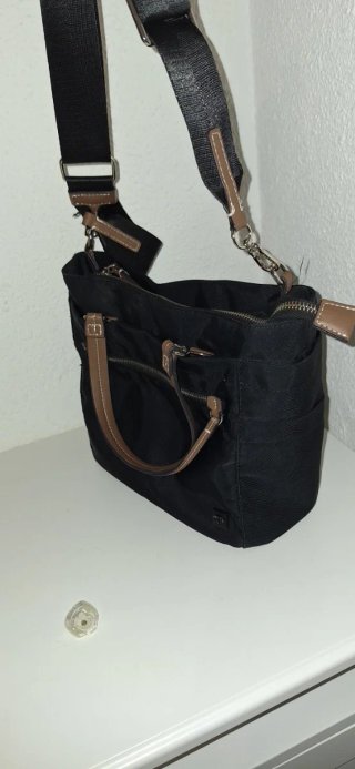 Bolso negro de tela con asas de cuero