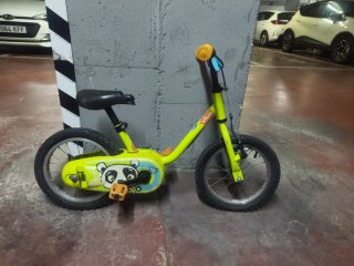 Bicicleta infantil amarilla con ruedas