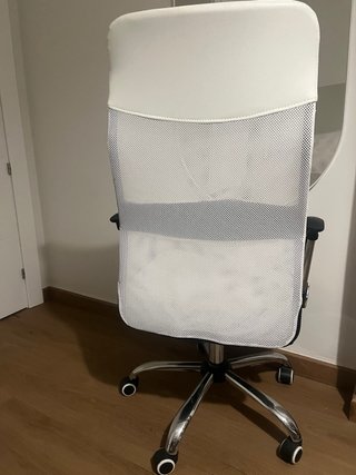 Silla de oficina ergonómica blanca
