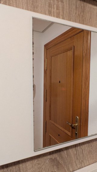 Ingresso in legno e bianco con specchio