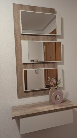 Ingresso in legno e bianco con specchio