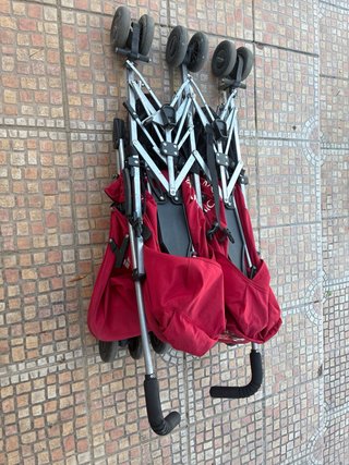 Carrito gemelar Maclaren rojo plegable