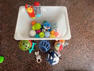 Caja con pelotas sensoriales para bebés