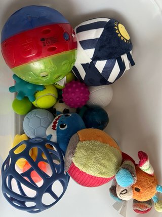 Caja con pelotas sensoriales para bebés