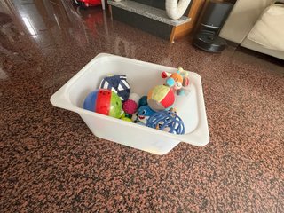 Caja con pelotas sensoriales para bebés