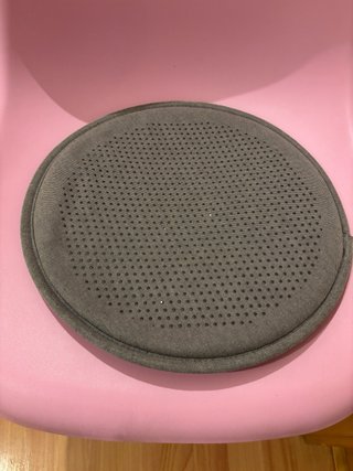 Silla rosa con patas cruzadas metálicas