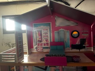 Casa de muñecas estilo moderno