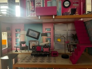 Casa de muñecas estilo moderno