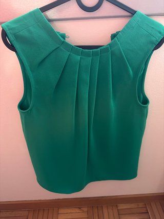 Blusa verde con pliegues
