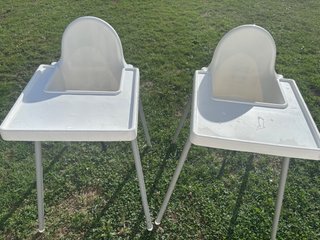 Due seggioloni IKEA bianchi in vendita