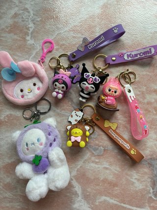 Llaveros Sanrio y Labubu