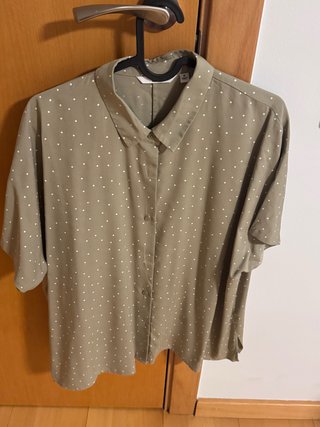 Camisa de mujer verde con lunares