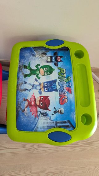 Pupitre infantil azul, rojo y verde