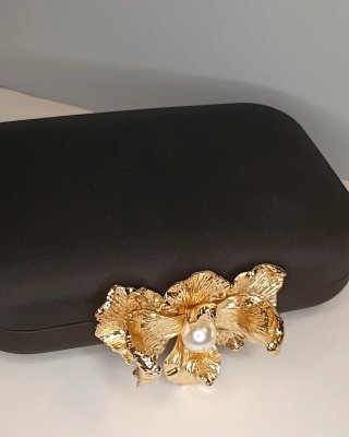 Bolso clutch satén negro cierre joya con perla