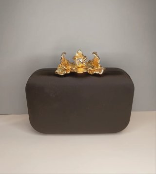 Bolso clutch satén negro cierre joya con perla