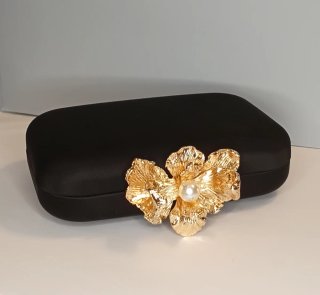 Bolso clutch satén negro cierre joya con perla