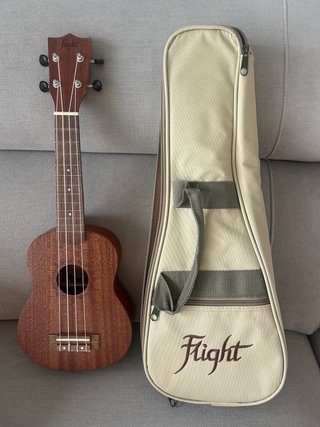 Ukelele marca Flight NUS 310 + funda.