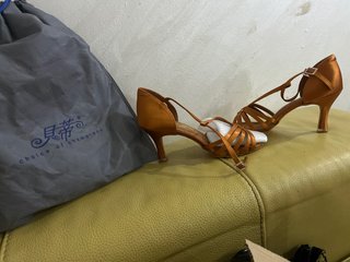 Tacones de baile naranjas