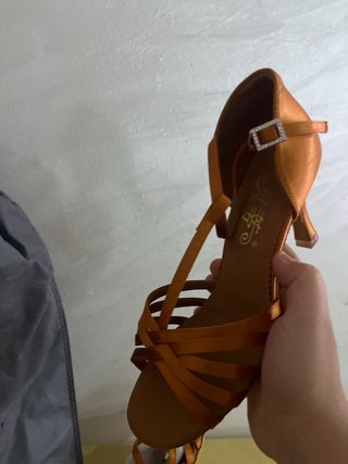 Tacones de baile naranjas