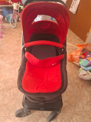 Cochecito de bebé rojo