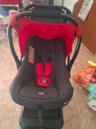 Cochecito de bebé rojo