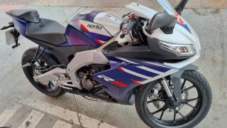 Aprilia deportiva azul, roja y blanca