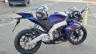 Aprilia deportiva azul, roja y blanca