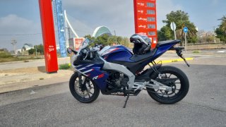 Aprilia deportiva azul, roja y blanca