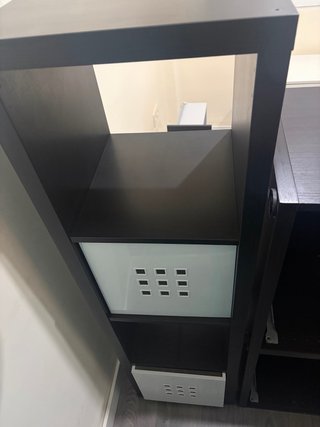 Estantería librería negra y con dos cubos blancos