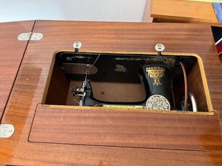 Máquina de coser Singer Antigua con mueble