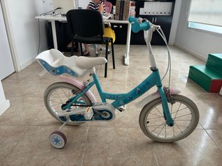 Bicicleta infantil azul con asiento trasero