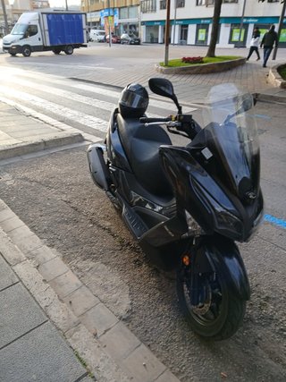 Kymco Grand Dink 300 Maxi Scooter Negra. Casi nuev