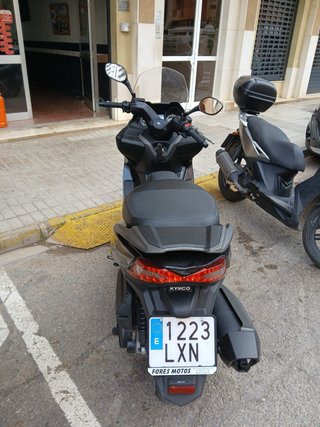 Kymco Grand Dink 300 Maxi Scooter Negra. Casi nuev